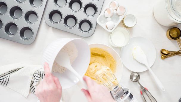 バニラカップケーキを作る - 写真・画像