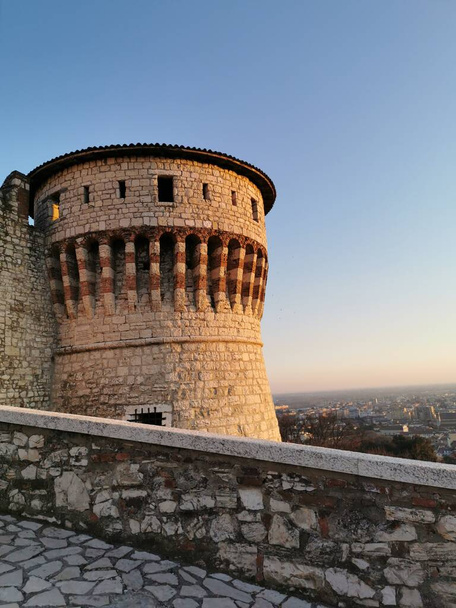 Castillo de Brescia, murallas protectoras y torre en un hermoso día soleado
 - Foto, Imagen