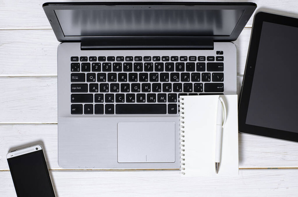 Minimal Freelancer workplace concept top view. Open laptop - Fotografie, Obrázek
