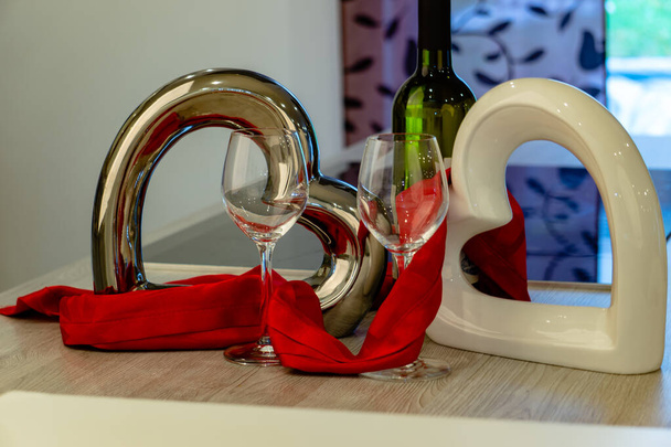 Sektgläser mit Glasherzen Weinflasche und roter Schleife - Foto, Bild