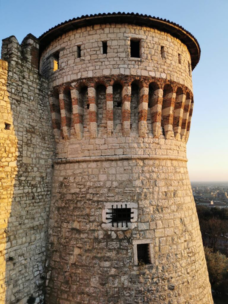 Château de Brescia, murs de protection et tour par une belle journée ensoleillée
 - Photo, image