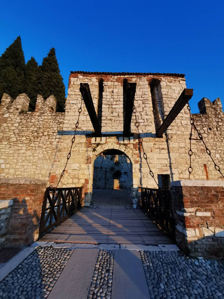 Castillo de Brescia, murallas protectoras y torre en un hermoso día soleado
 - Foto, Imagen