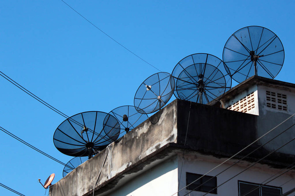 Antenas parabólicas em um telhado
 - Foto, Imagem