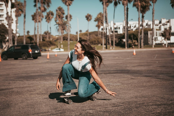 Profi skater na parkingu w Santa Monica. Kalifornia - Zdjęcie, obraz