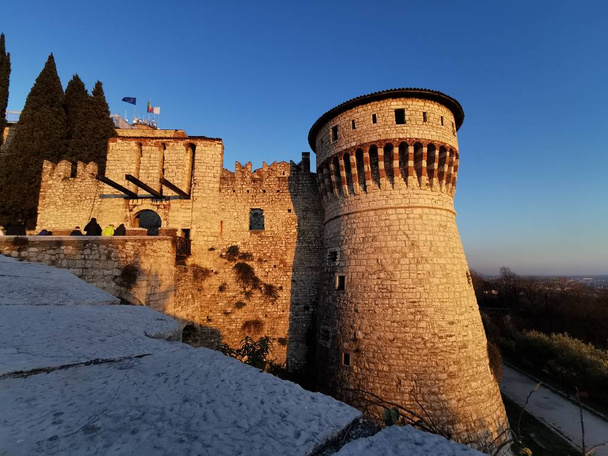 Kasteel van Brescia, beschermende muren en toren in een prachtige zonnige dag - Foto, afbeelding