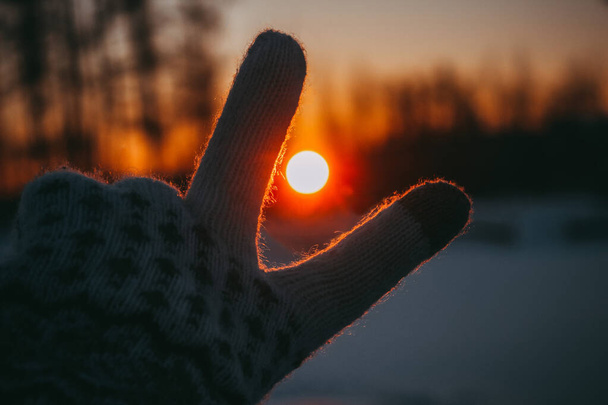 Victory hand on the background of the sunset in winter - Foto, imagen