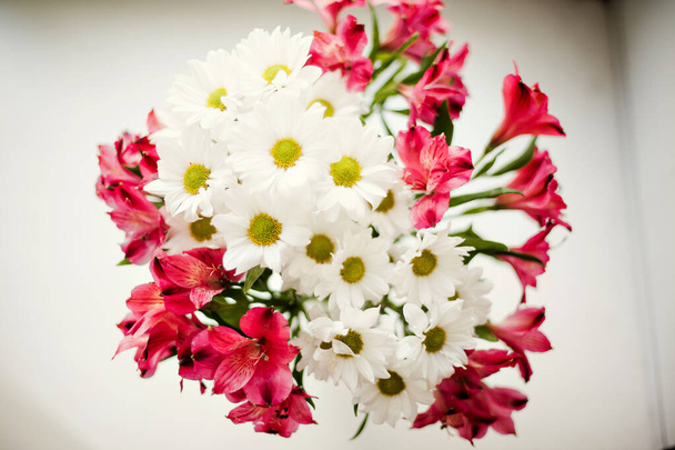 Piękne chryzantemy i kwiaty Alstroemeria - Zdjęcie, obraz