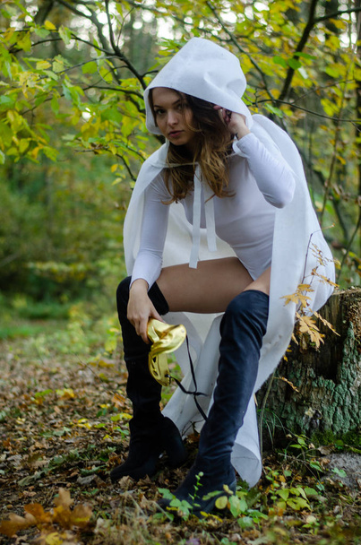 Ormanda poz veren beyaz elbiseli seksi bir genç kız. - Fotoğraf, Görsel