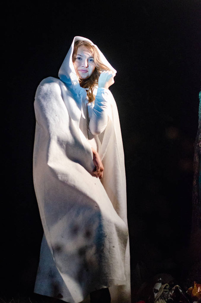 mystérieuse jeune fille vêtue de manteaux blancs, sabbat de sorcière dans les bois la nuit près du feu de joie, fantaisie - Photo, image