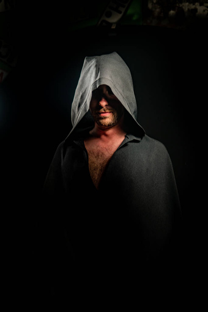 Retrato de um guerreiro corajoso errante com um manto preto. Fantasia histórica. Halloween.
 - Foto, Imagem