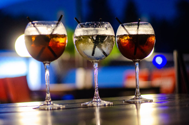 Bella fila di cocktail alcolici colorati diversi su una festa, martini, vodka e altri su tavolo decorato bouquet catering su evento all'aperto, immagine con bel bokeh
 - Foto, immagini