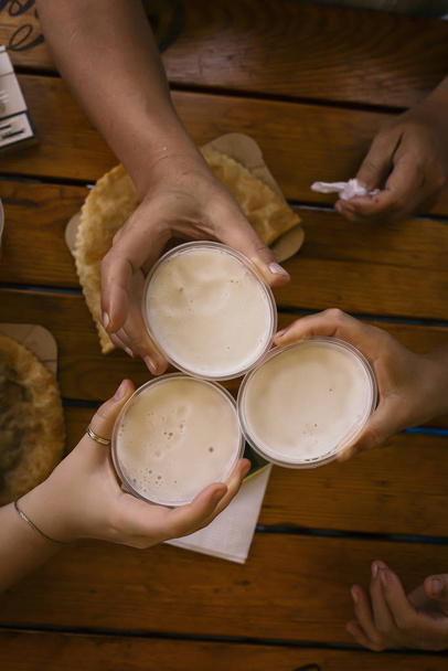 přátelé pijící pivo, irská hospoda, pivní láhve, pivní láhve - Fotografie, Obrázek
