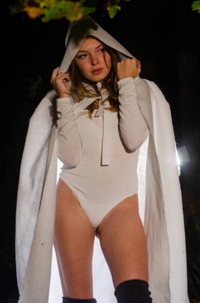 mysterie jong meisje draagt witte mantels, heks sabbat in het bos 's nachts bij het kampvuur, fantasie - Foto, afbeelding