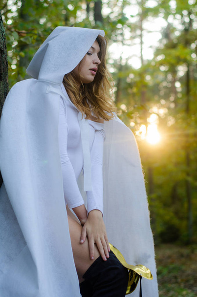 sexy mladá dívka v bílém obleku a plášť pózování v lese - Fotografie, Obrázek