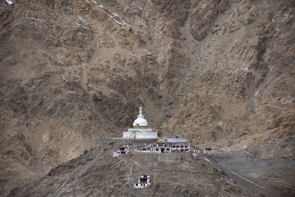 Προβολή τοπίου και Shanti Stupa στην κορυφή ενός λόφου στο Chanspa για tibe - Φωτογραφία, εικόνα