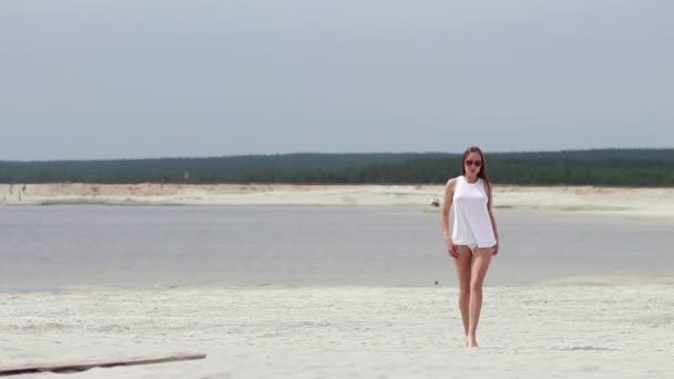 Donna calda che cammina gratificante in punta di piedi nella sabbia
 - Filmati, video
