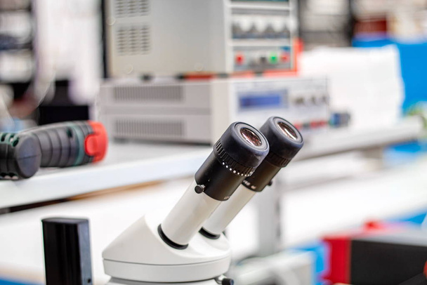 Jumelles au microscope électrique dans un laboratoire de science isolé peu profond
 - Photo, image