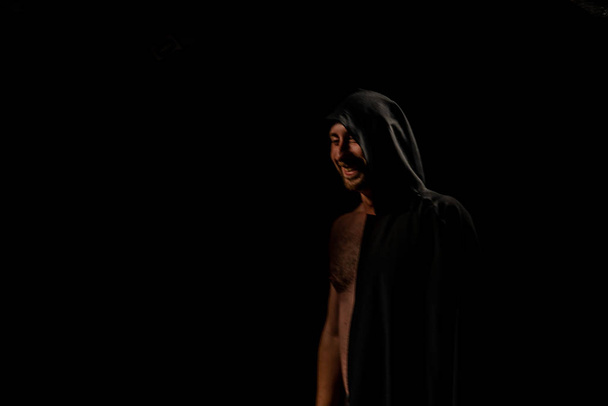 Porträt eines mutigen Kriegers, der in einem schwarzen Mantel wandert. Historische Fantasie. halloween - Foto, Bild