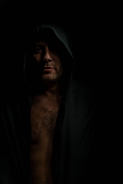 portrét odvážného bojovníka Poutník v černém plášti. historická fantasy. Halloween - Fotografie, Obrázek