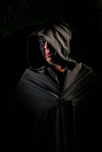 Portret van een moedig krijger zwerver in een zwarte mantel. historische fantasie. Halloween. - Foto, afbeelding