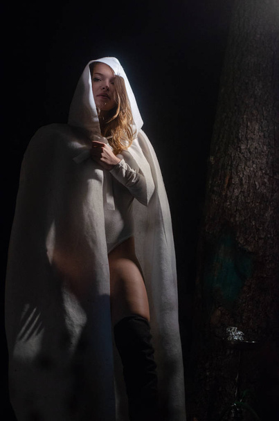 misterioso jovem vestindo capas brancas, bruxa sábado na floresta à noite pela fogueira, fantasia - Foto, Imagem