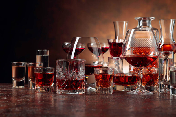 Serie di bevande alcoliche forti in occhiali su un backgrou marrone
 - Foto, immagini