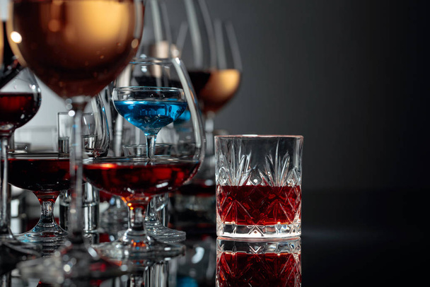 Set of various alcoholic beverages in glasses on a black reflect - Foto, imagen
