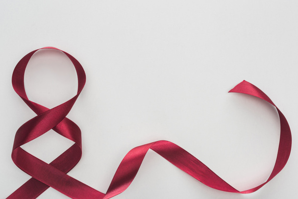 vista superior de la cinta de seda roja como número 8 aislada en blanco
 - Foto, imagen