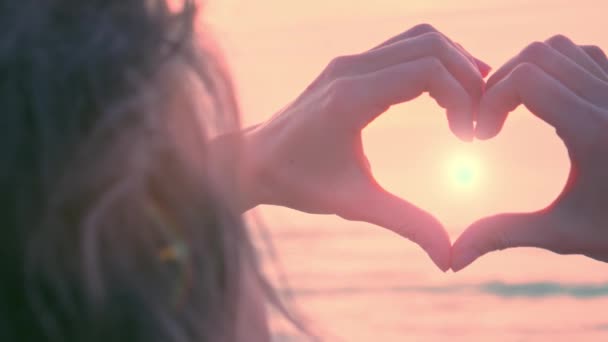 Kezek, mint szív alakú pasztell romantikus naplemente - Felvétel, videó