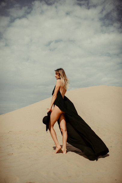 Girl in black dress in desert  - Foto, Imagen