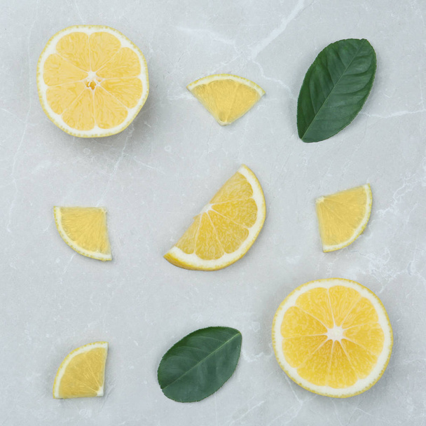 Composición plana con rodajas de limón sobre mesa de mármol gris
 - Foto, imagen
