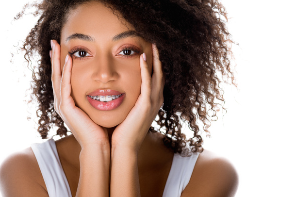 fröhliche hübsche afrikanisch-amerikanische Mädchen mit Zahnspange, isoliert auf weiß - Foto, Bild