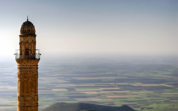 Słynny meczet Ulu Cami Minaret. Kopuła Zinciriye Medrese, Mardin, południowo-wschodnia Turcja - Zdjęcie, obraz