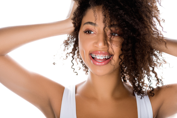 morena positiva afroamericana chica con frenos dentales, aislado en blanco
 - Foto, Imagen