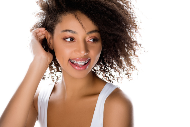 vidám afro-amerikai lány fogszabályzóval, elszigetelt fehér - Fotó, kép