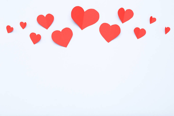 Red paper hearts on grey background - Foto, imagen
