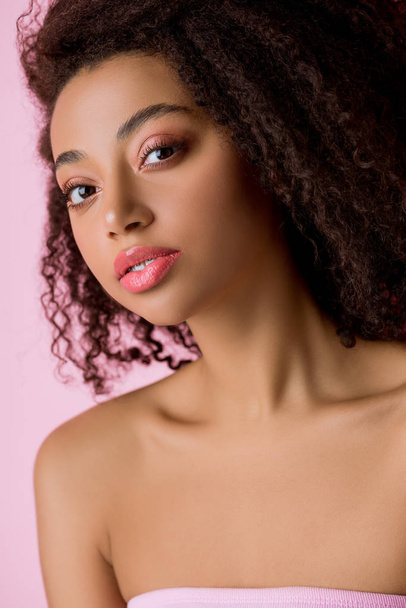 portrait of african american girl looking at camera, isolated on pink - Фото, зображення