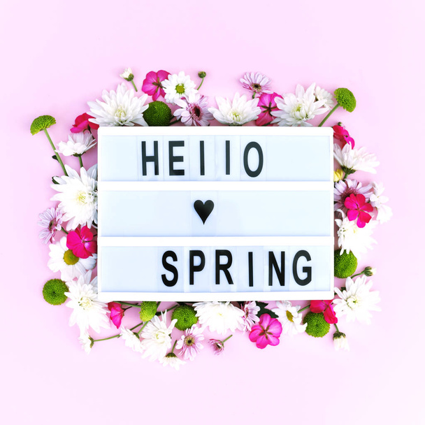 Lightbox avec un arrangement de fleurs et le mot bonjour printemps
.  - Photo, image