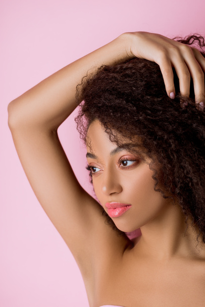 portret van aantrekkelijk Afrikaans Amerikaans meisje, geïsoleerd op roze - Foto, afbeelding