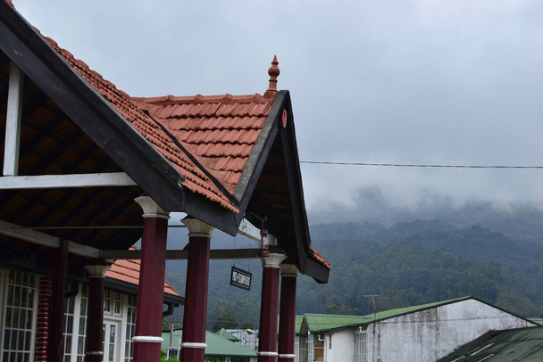 Entrada al edificio de correos con techo naranja azulejo construido en 1894. Estilo colonial británico. Nuwara Eliya, Sri Lanka
. - Foto, imagen