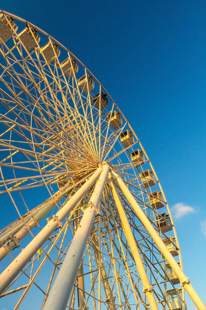 Ruota panoramica al parco divertimenti contro il cielo blu
 - Foto, immagini