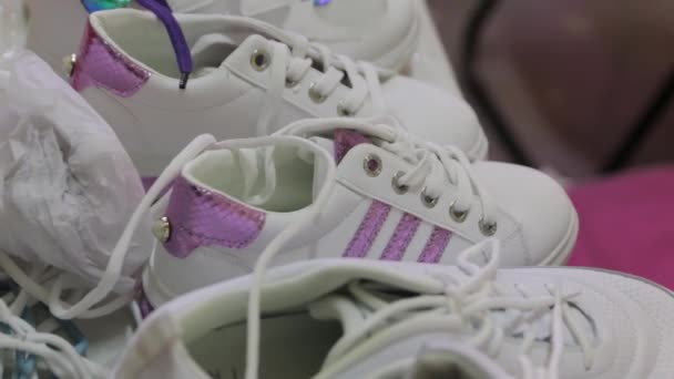 Zapatillas de deporte en la tienda
 - Imágenes, Vídeo