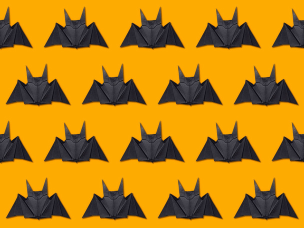 Концепция Хэллоуина. Полоски бумажных летучих мышей с помощью техники оригами
 - Фото, изображение