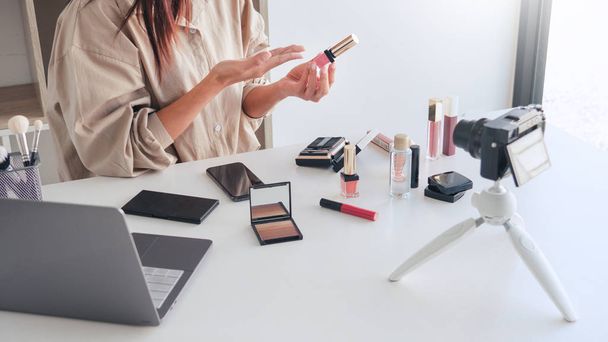 Makeup Piękno moda blogger nagrywanie wideo prezentujące cosmeti - Zdjęcie, obraz