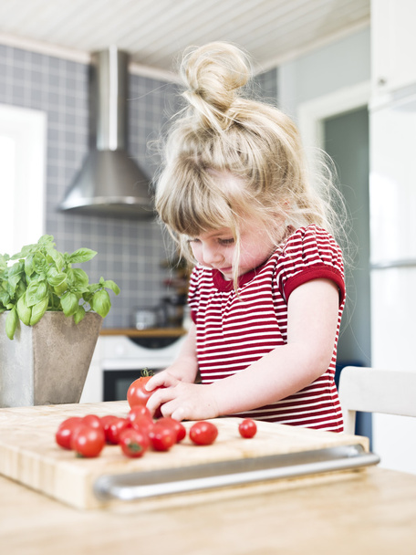 meisje snijden tomaten - Foto, afbeelding