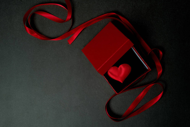 Valentin nap, egy szerelmi nyilatkozat. Szívek doboza. Add a szíved a szeretteidnek. Hálát és szeretetet. - Fotó, kép