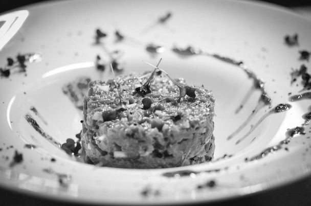 свіжа яловича тартна страва зі смачними овочами
 - Фото, зображення