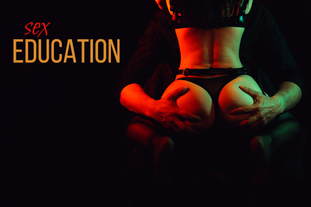 Educazione sessuale. L'uomo tiene le mani sul culo sexy di una ragazza
 - Foto, immagini