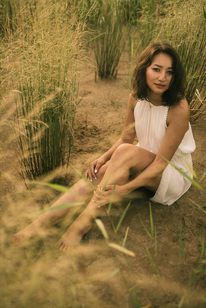 Жіночий портрет на пляжі Джин біла сукня
  - Фото, зображення