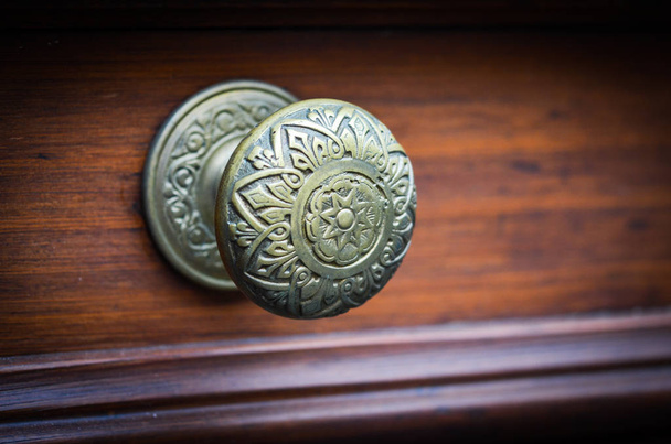 vieilles portes anciennes en bois et boutons conçus
 - Photo, image